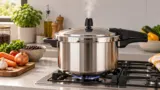 Panela de pressão fechada sobre um fogão em uma cozinha, com vapor saindo pelo regulador