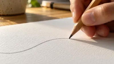 Mão escreve com lápis de madeira sem marca sobre papel branco texturizado